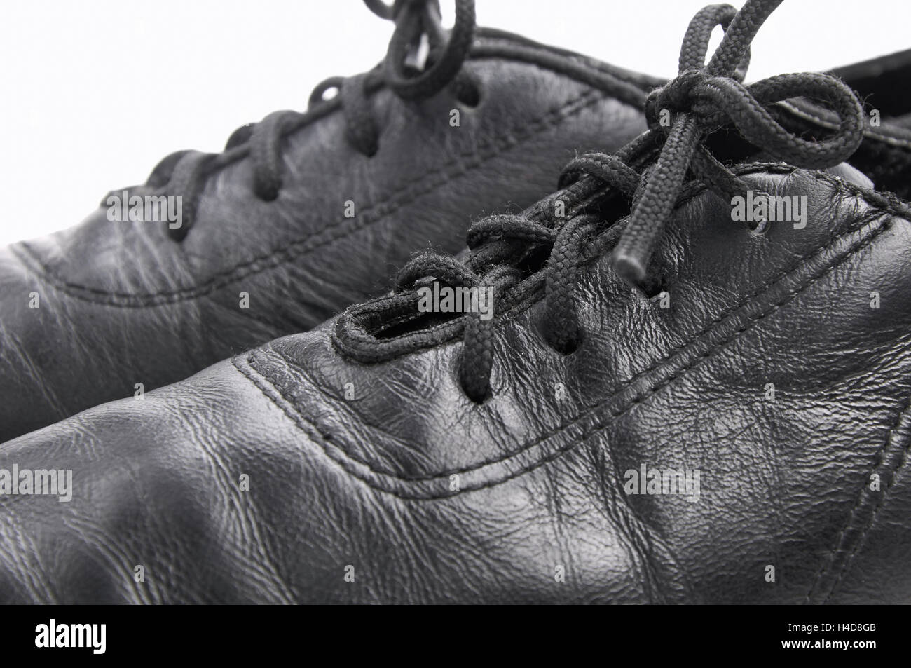 I lacci sul cuoio nero scarpe da ballo su sfondo bianco Foto Stock