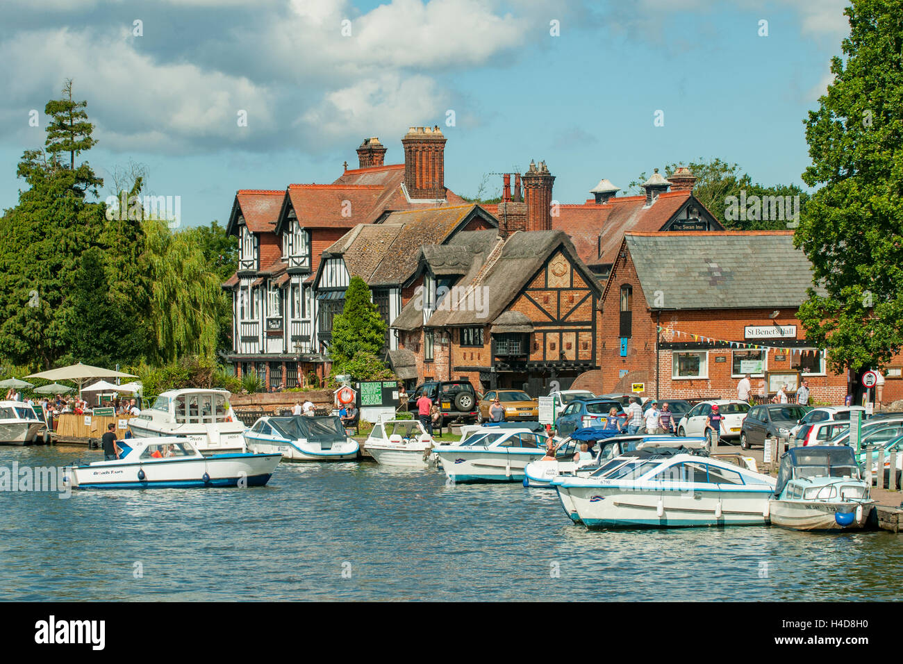 Fiume Bure e Swan Inn, Horning, Norfolk, Inghilterra Foto Stock