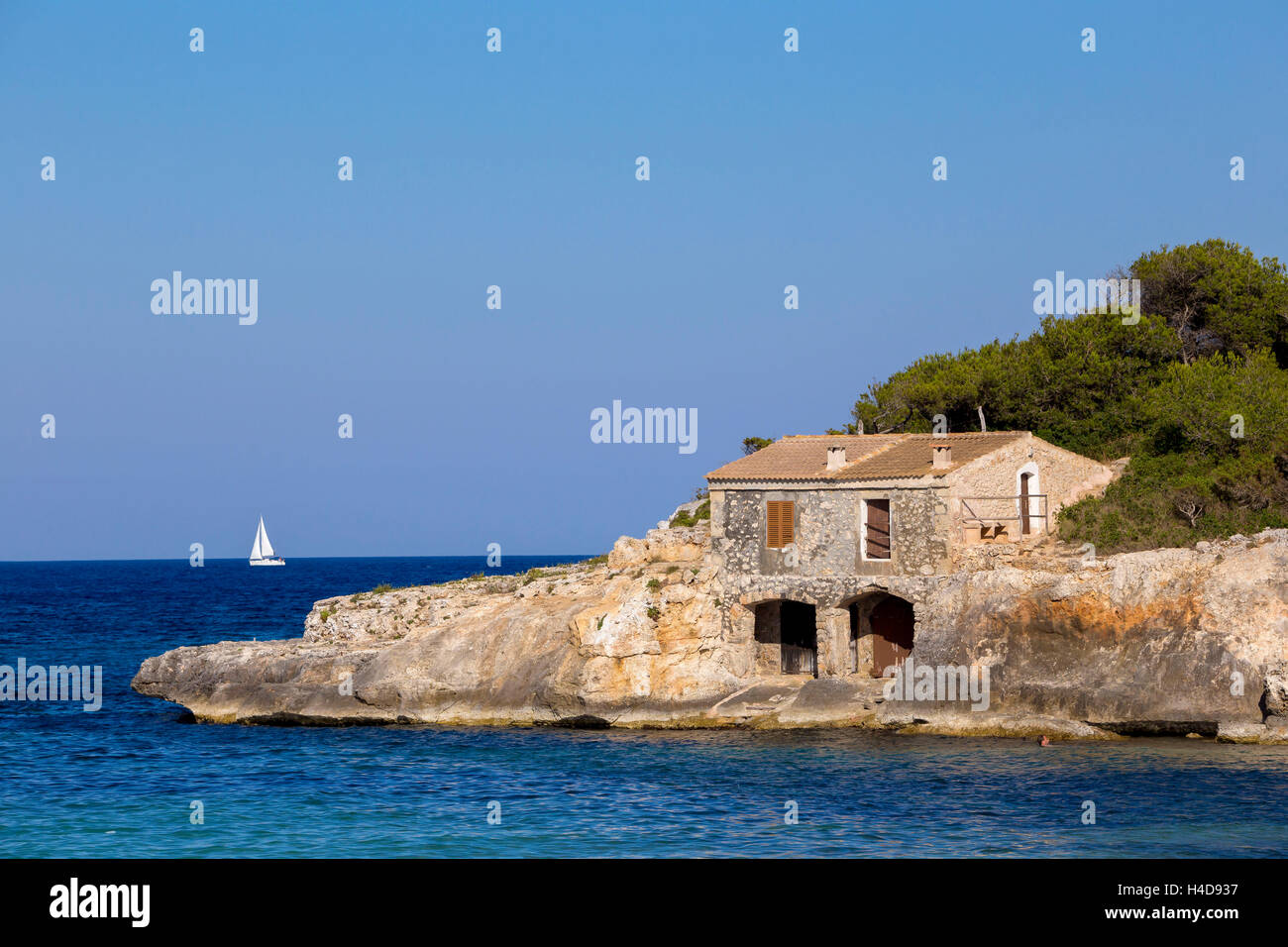 Casa di pietra sulla costa, Cala Mondrago, costa orientale dell'isola di Maiorca, isole Baleari, Spagna, Europa Foto Stock