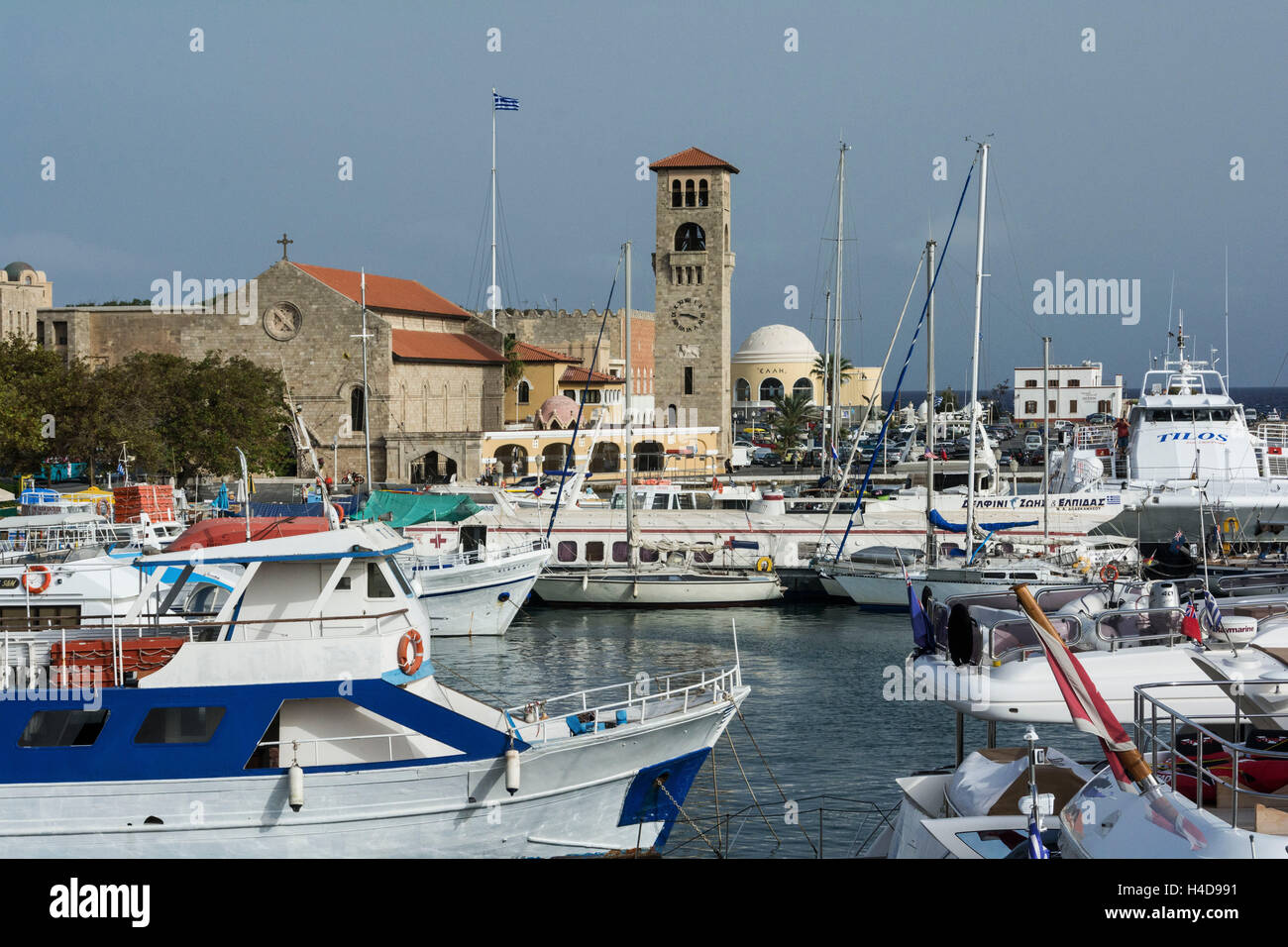 Rhodes, Mandraki harbour con la chiesa di Maria annuncio Foto Stock
