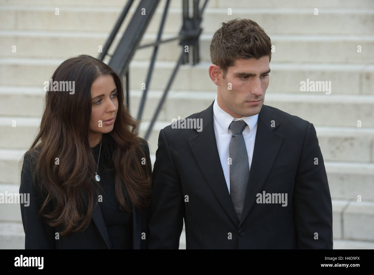 Il calciatore Ched Evans e il partner Natasha Massey fuori Cardiff Crown Court, dove egli non è stato trovato colpevole di violentare un adolescente in un hotel in Galles del Nord a seguito di un due settimana la revisione del processo. Foto Stock Il calciatore Ched Evans e il partner Natasha Massey fuori Cardiff Crown Court, dove egli non è stato trovato colpevole di violentare un adolescente in un hotel in Galles del Nord a seguito di un due settimana la revisione del processo. Foto Stock
