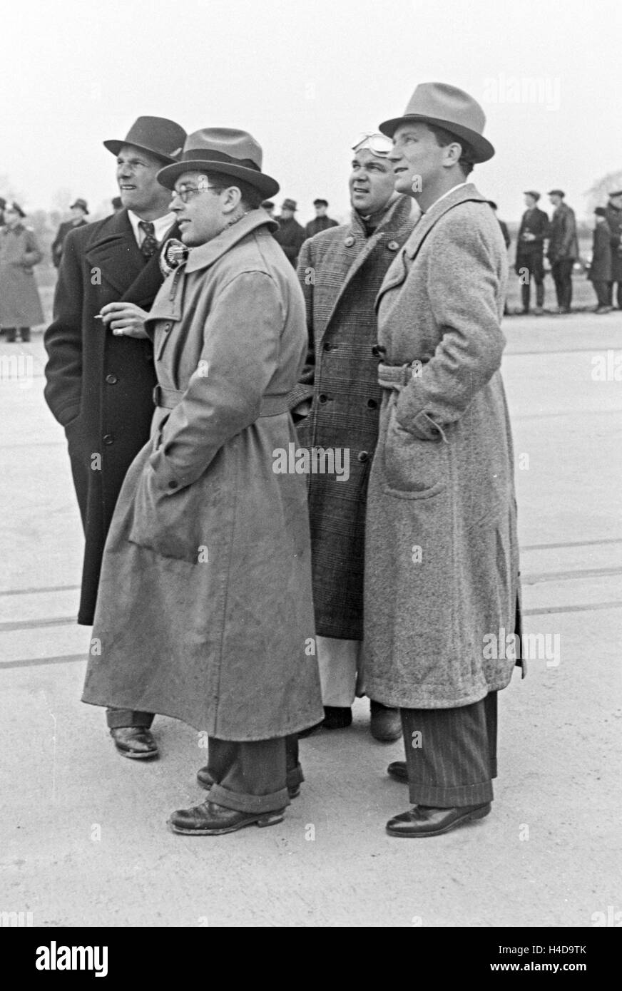 Il tedesco racing driver Rudolf Caracciola 2 v. r.) di fronte al tentativo di record mondiale nella conversazione, Germania 1930s. Il tedesco race driver Rudolf Caracciola (2nd da destra) a parlare con gli esperti di fronte al record del mondo trial, Germania 1930vedere. Foto Stock