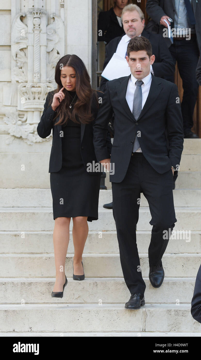 Il calciatore Ched Evans e il partner Natasha Massey al di fuori del tribunale della corona di Cardiff, dove è stato trovato non colpevole di stuprare un adolescente in un hotel nel Galles del nord dopo un processo di due settimane. Foto Stock Il calciatore Ched Evans e il partner Natasha Massey al di fuori del tribunale della corona di Cardiff, dove è stato trovato non colpevole di stuprare un adolescente in un hotel nel Galles del nord dopo un processo di due settimane. Foto Stock