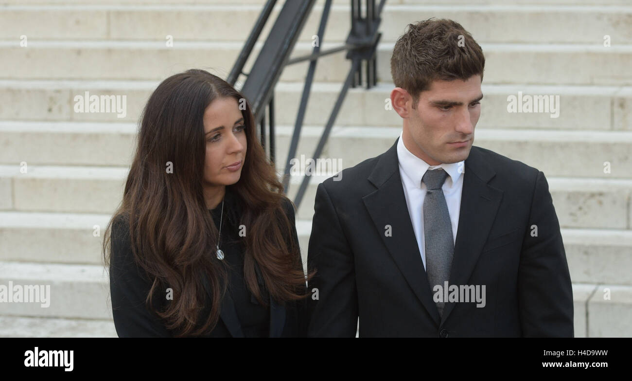 Il calciatore Ched Evans e il partner Natasha Massey fuori Cardiff Crown Court, dove egli non è stato trovato colpevole di violentare un adolescente in un hotel in Galles del Nord a seguito di un due settimana la revisione del processo. Foto Stock Il calciatore Ched Evans e il partner Natasha Massey fuori Cardiff Crown Court, dove egli non è stato trovato colpevole di violentare un adolescente in un hotel in Galles del Nord a seguito di un due settimana la revisione del processo. Foto Stock