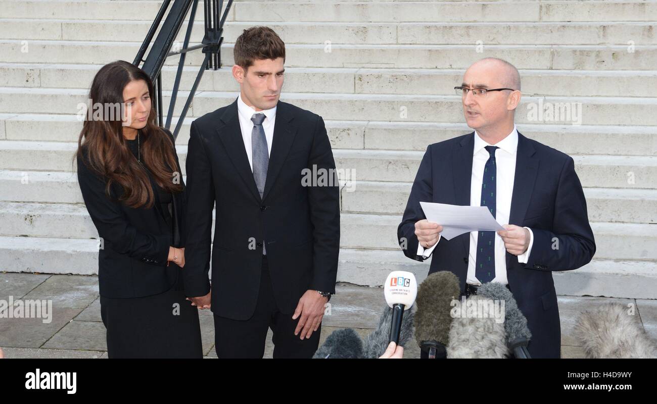 Il calciatore Ched Evans e il partner Natasha Massey con solicitor Shaun Draycott (destra) al di fuori di Cardiff Crown Court, dove Evans non è stato trovato colpevole di violentare un adolescente in un hotel in Galles del Nord a seguito di un due settimana la revisione del processo. Foto Stock Il calciatore Ched Evans e il partner Natasha Massey con solicitor Shaun Draycott (destra) al di fuori di Cardiff Crown Court, dove Evans non è stato trovato colpevole di violentare un adolescente in un hotel in Galles del Nord a seguito di un due settimana la revisione del processo. Foto Stock