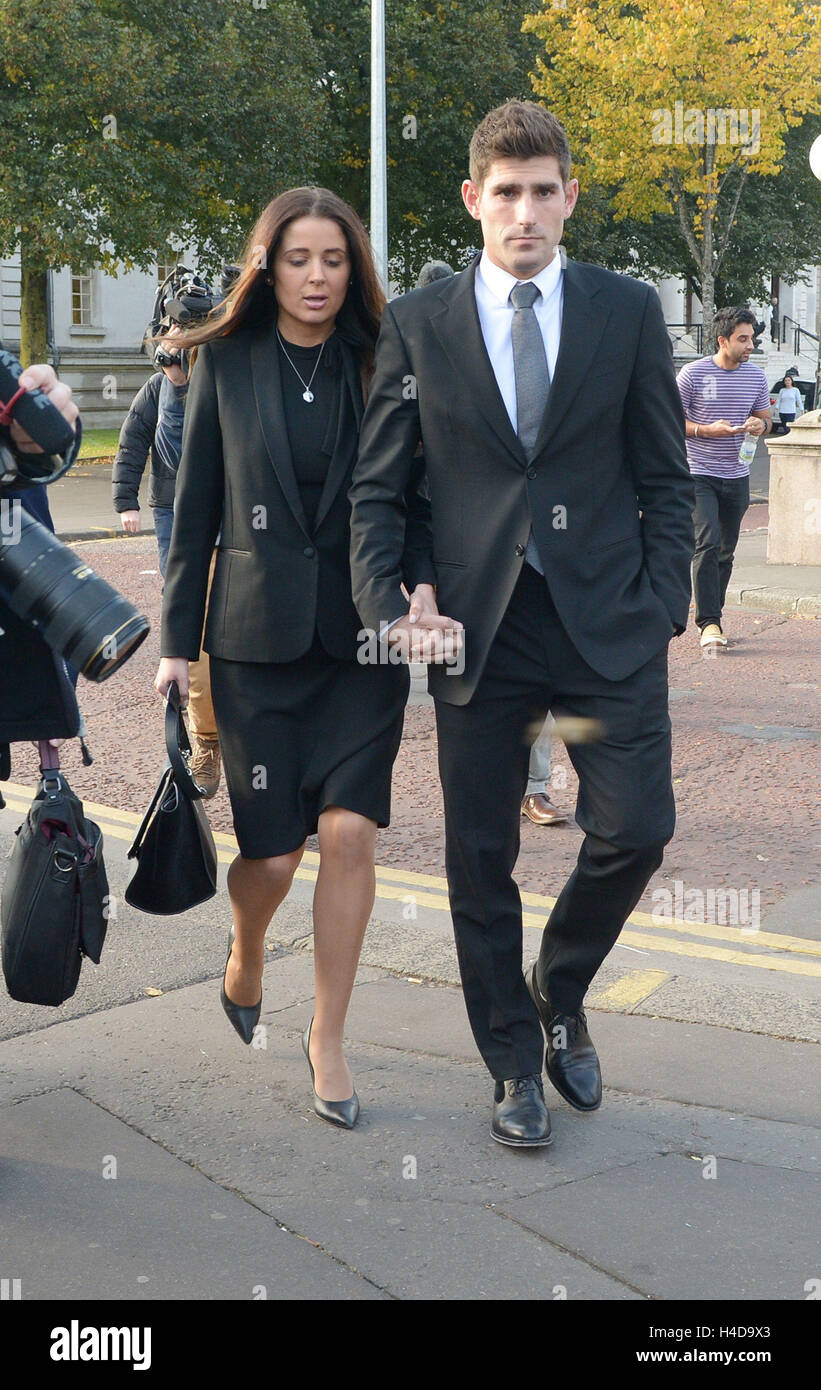 Il calciatore Ched Evans e il partner Natasha Massey lasciare Cardiff Crown Court, dove egli non è stato trovato colpevole di violentare un adolescente in un hotel in Galles del Nord a seguito di un due settimana la revisione del processo. Foto Stock Il calciatore Ched Evans e il partner Natasha Massey lasciare Cardiff Crown Court, dove egli non è stato trovato colpevole di violentare un adolescente in un hotel in Galles del Nord a seguito di un due settimana la revisione del processo. Foto Stock