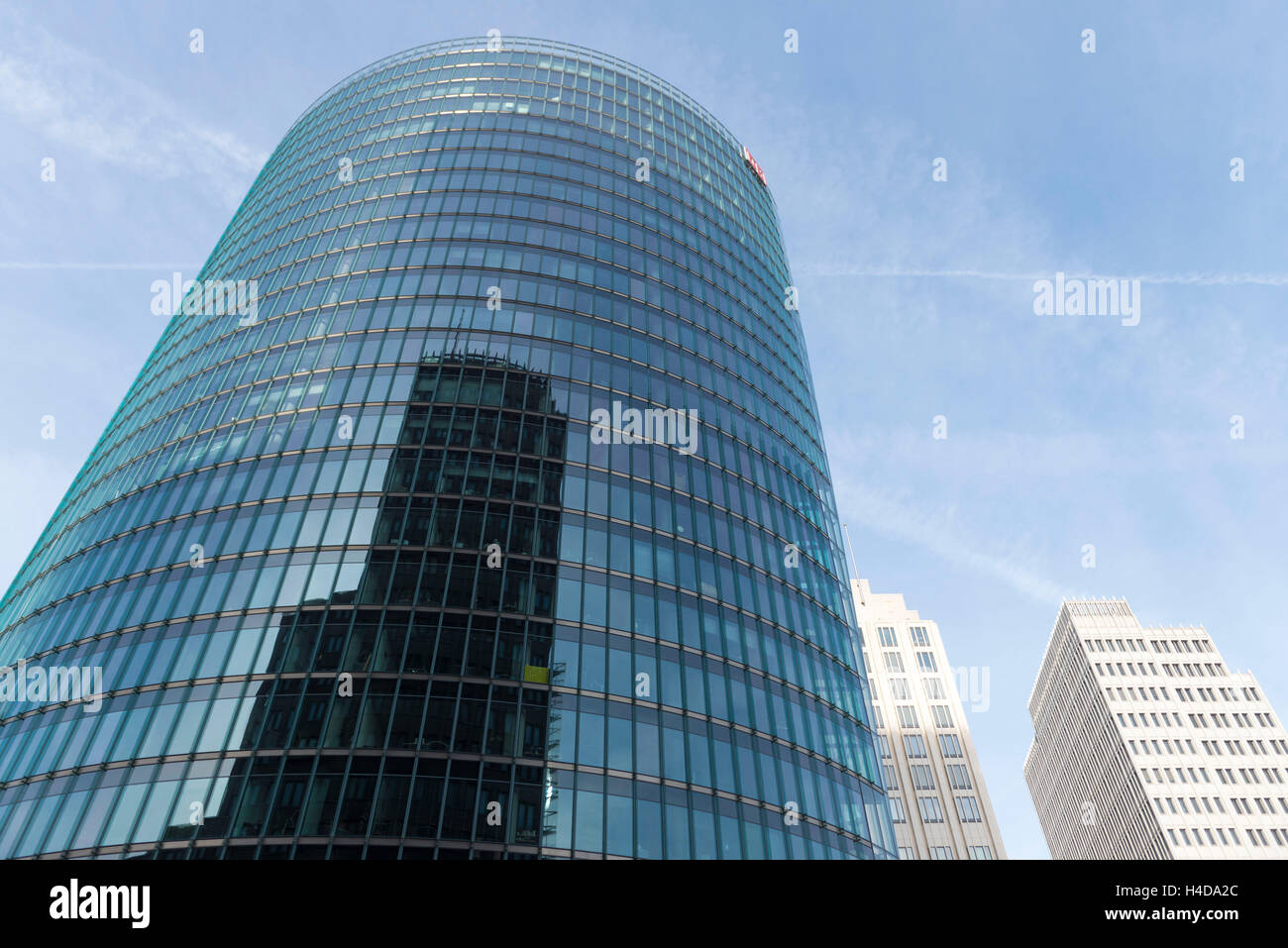 Germania, Berlino, architettura sullo spazio di Potsdam, Kollhoff Tower è riflessa in corrispondenza della traiettoria Tower Foto Stock