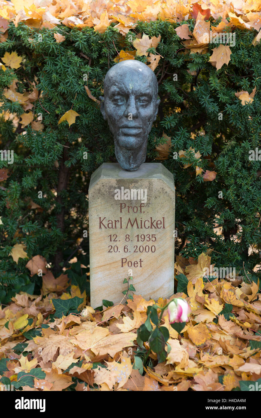Germania Berlino, tomba di Karl Mickels (1935-2000), autore del cimitero Dorotheenstädtische si trova nel distretto di Berlino centro, in Chausseestrasse n. 126 Foto Stock