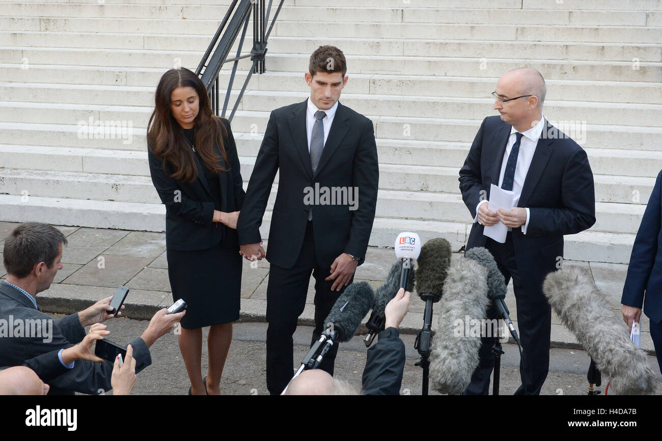 Il calciatore Ched Evans e il partner Natasha Massey con solicitor Shaun Draycott (destra) al di fuori di Cardiff Crown Court, dove Evans non è stato trovato colpevole di violentare un adolescente in un hotel in Galles del Nord a seguito di un due settimana la revisione del processo. Foto Stock Il calciatore Ched Evans e il partner Natasha Massey con solicitor Shaun Draycott (destra) al di fuori di Cardiff Crown Court, dove Evans non è stato trovato colpevole di violentare un adolescente in un hotel in Galles del Nord a seguito di un due settimana la revisione del processo. Foto Stock