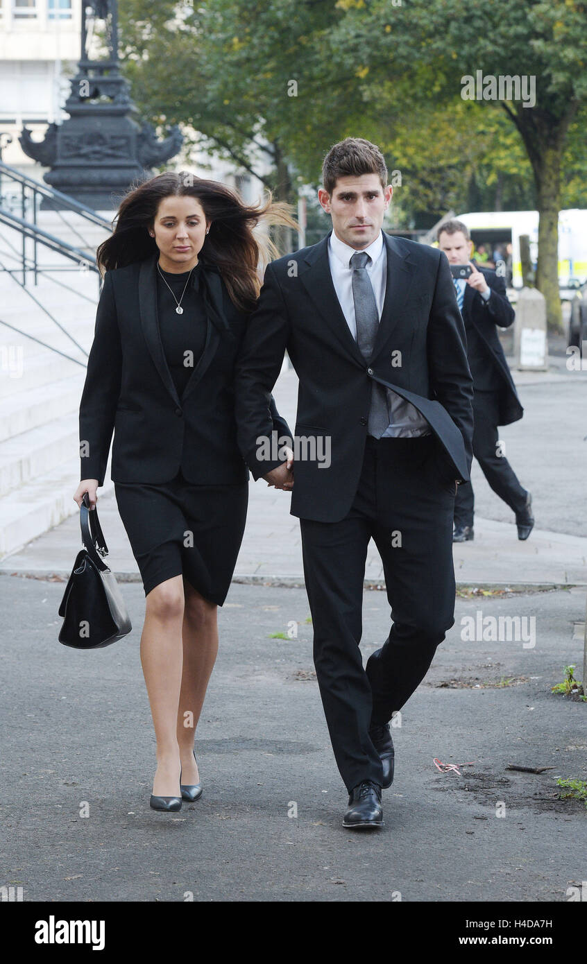 Il calciatore Ched Evans e il partner Natasha Massey lasciare Cardiff Crown Court, dove egli non è stato trovato colpevole di violentare un adolescente in un hotel in Galles del Nord a seguito di un due settimana la revisione del processo. Foto Stock Il calciatore Ched Evans e il partner Natasha Massey lasciare Cardiff Crown Court, dove egli non è stato trovato colpevole di violentare un adolescente in un hotel in Galles del Nord a seguito di un due settimana la revisione del processo. Foto Stock
