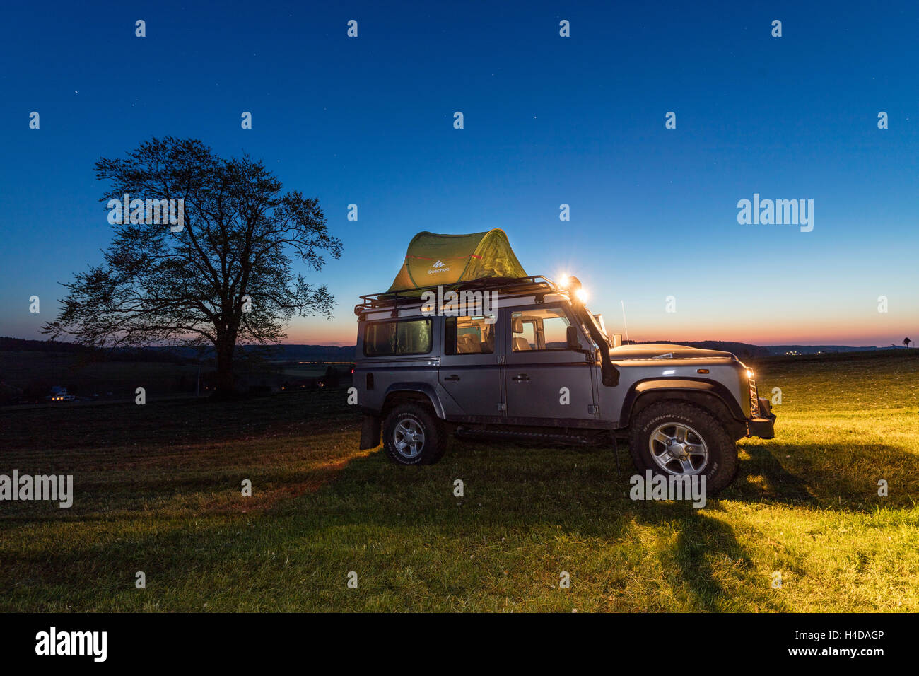 Veicolo fuoristrada Defender 110 con tetto tenda, spedizione al AllgÃ¤u, sera, bavaresi, Germania, Foto Stock