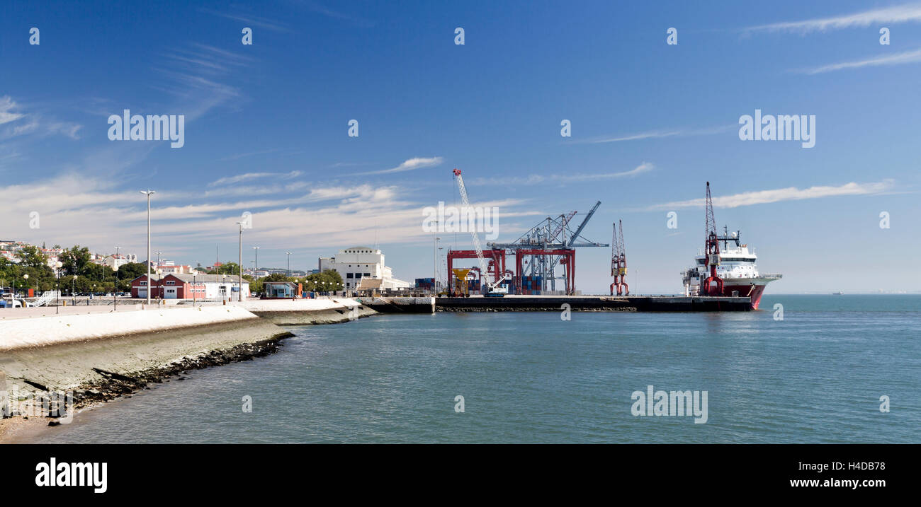 Vista delle banchine commerciali di Lisbona, Portogallo Foto Stock