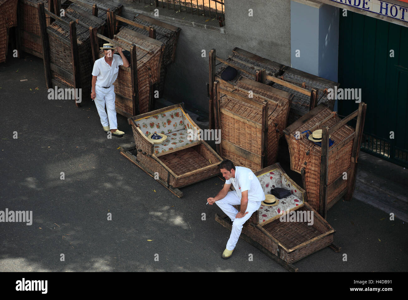 Madera, villaggio di montagna monte con Funchal, vimini a scorrimento di manicotto, vimini slitta ski cinghiale attendere per la clientela Foto Stock