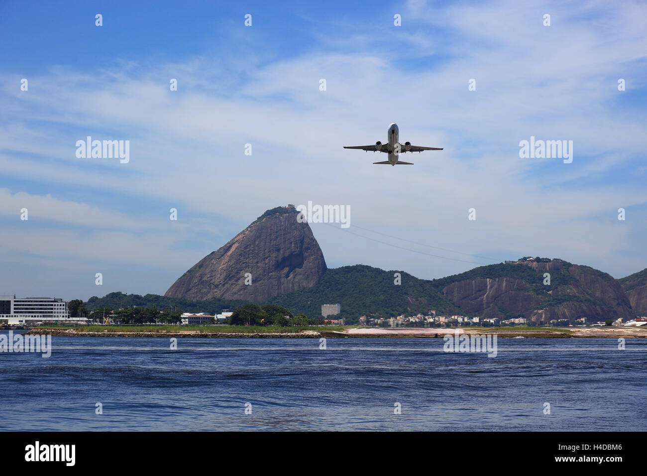 Aeroplano nella terra approccio all'aeroporto Aeroporto Santos Dumont di Rio de Janeiro in Brasile. Sullo sfondo il pan di zucchero Foto Stock