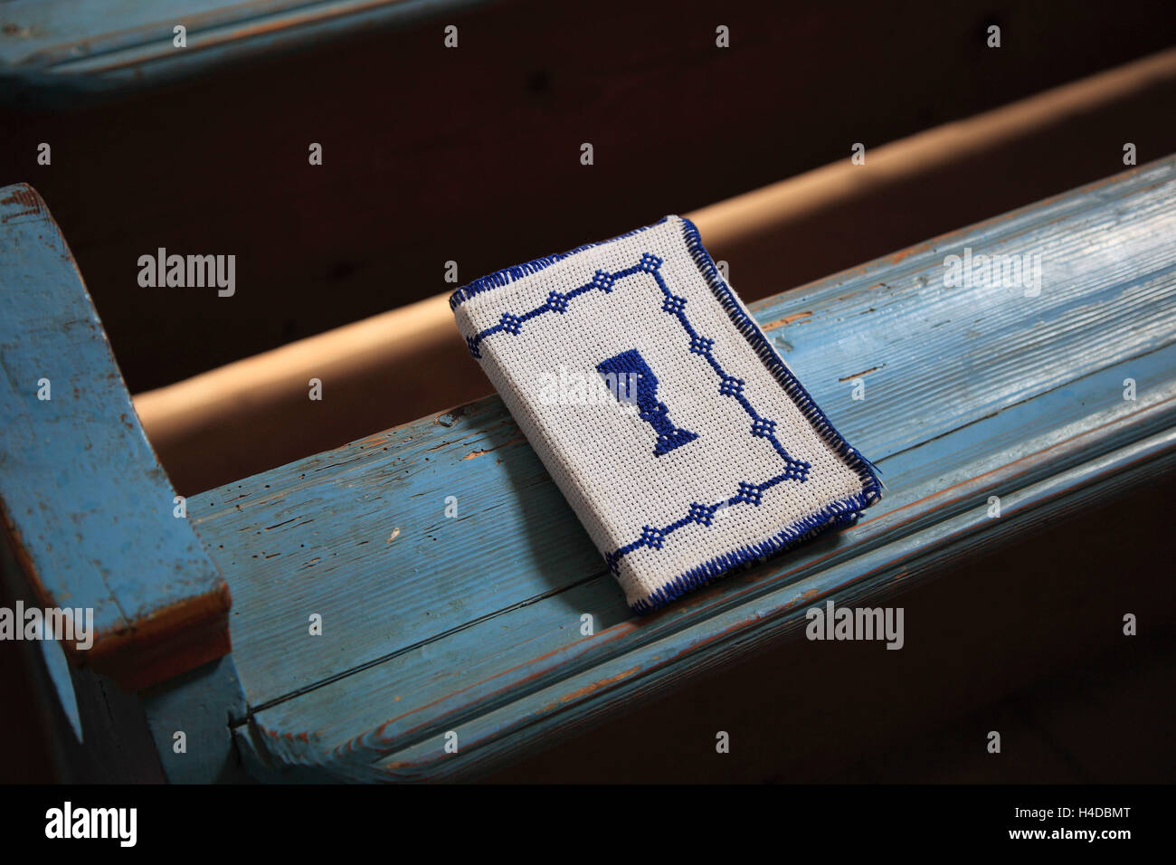 Hymnal crochet con la copertina del libro nel patrimonio culturale mondiale dell Unesco, chiesa castello Darjiu, in tedesco Ders o Daersch, di una parrocchia nel cerchio Harghita in Transilvania, Romania Foto Stock