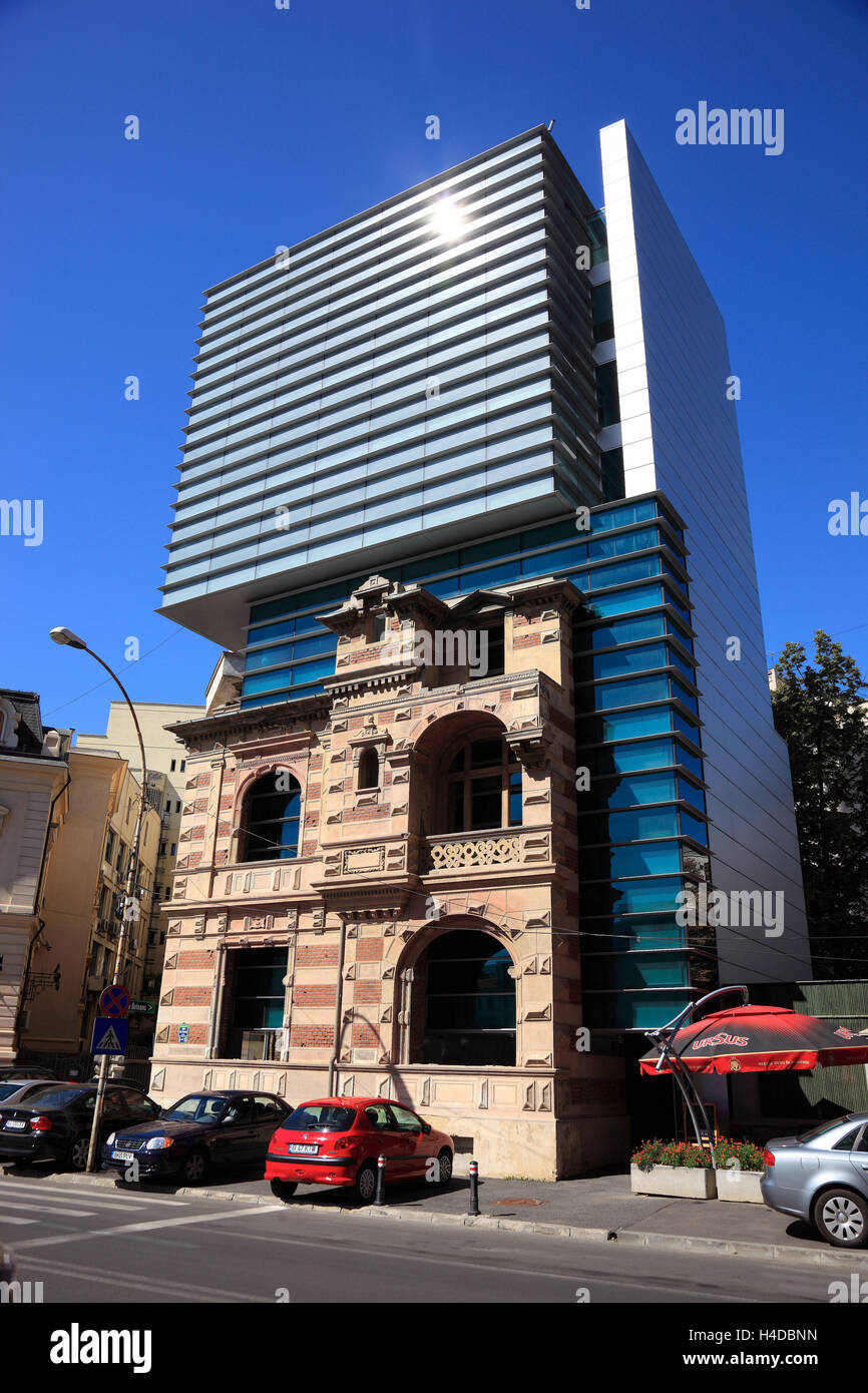 La conservazione dei monumenti e degli edifici storici in rumeno: Dietro la facciata di una casa elencati di un ufficio moderno edificio fu costruito, Bucarest, Romania Foto Stock