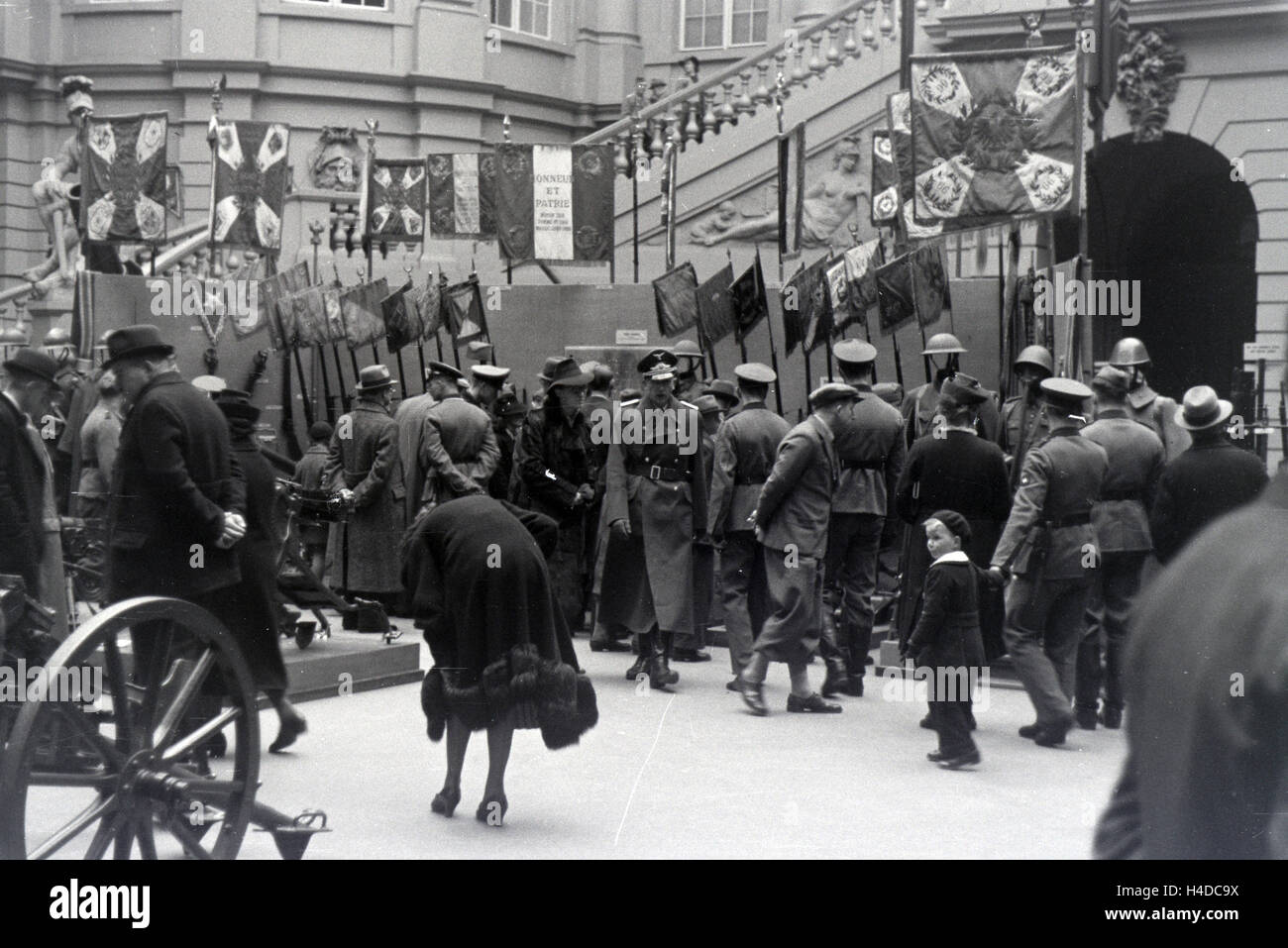 Zeremonie der Überreichung der Sarajevotafel als Kriegssouvenir im Zeughaus, Unter den Linden, Berlino, Deutsches Reich 1941. Cerimonia di presentazione della piastra di Sarajevo come un trofeo in armeria, Unter den Linden, Berlin, Germania 1941. Foto Stock