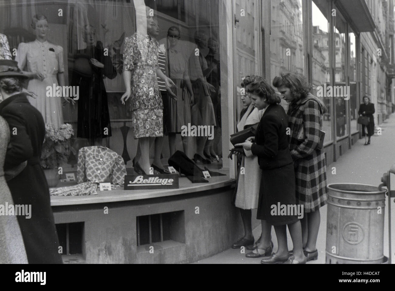 Die Weltmeisterin Anni Kapell beim Einkaufen mit Freundinnen in Düsseldorf, Deutsches Reich 1941. Campione del Mondo Anni Kapell andando a fare shopping con gli amici a Düsseldorf, Germania 1941. Foto Stock