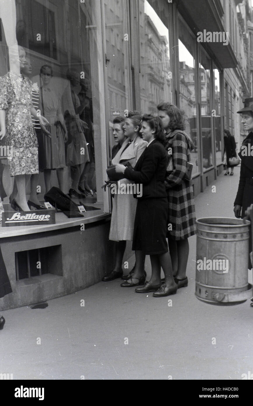 Die Weltmeisterin Anni Kapell beim Einkaufen mit Freundinnen in Düsseldorf, Deutsches Reich 1941. Campione del Mondo Anni Kapell andando a fare shopping con gli amici a Düsseldorf, Germania 1941. Foto Stock