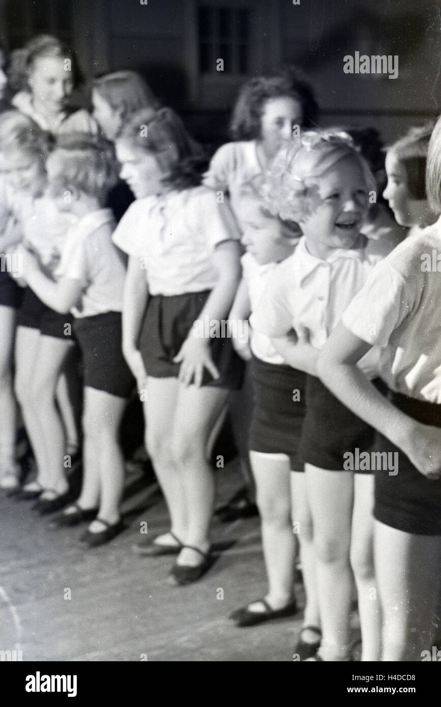 Kinder in einer Reihe bei der Auffhrung eines Tanzstcks; Deutschland 1930er Jahre. I bambini di eseguire una danza; Germania 1930s. Foto Stock