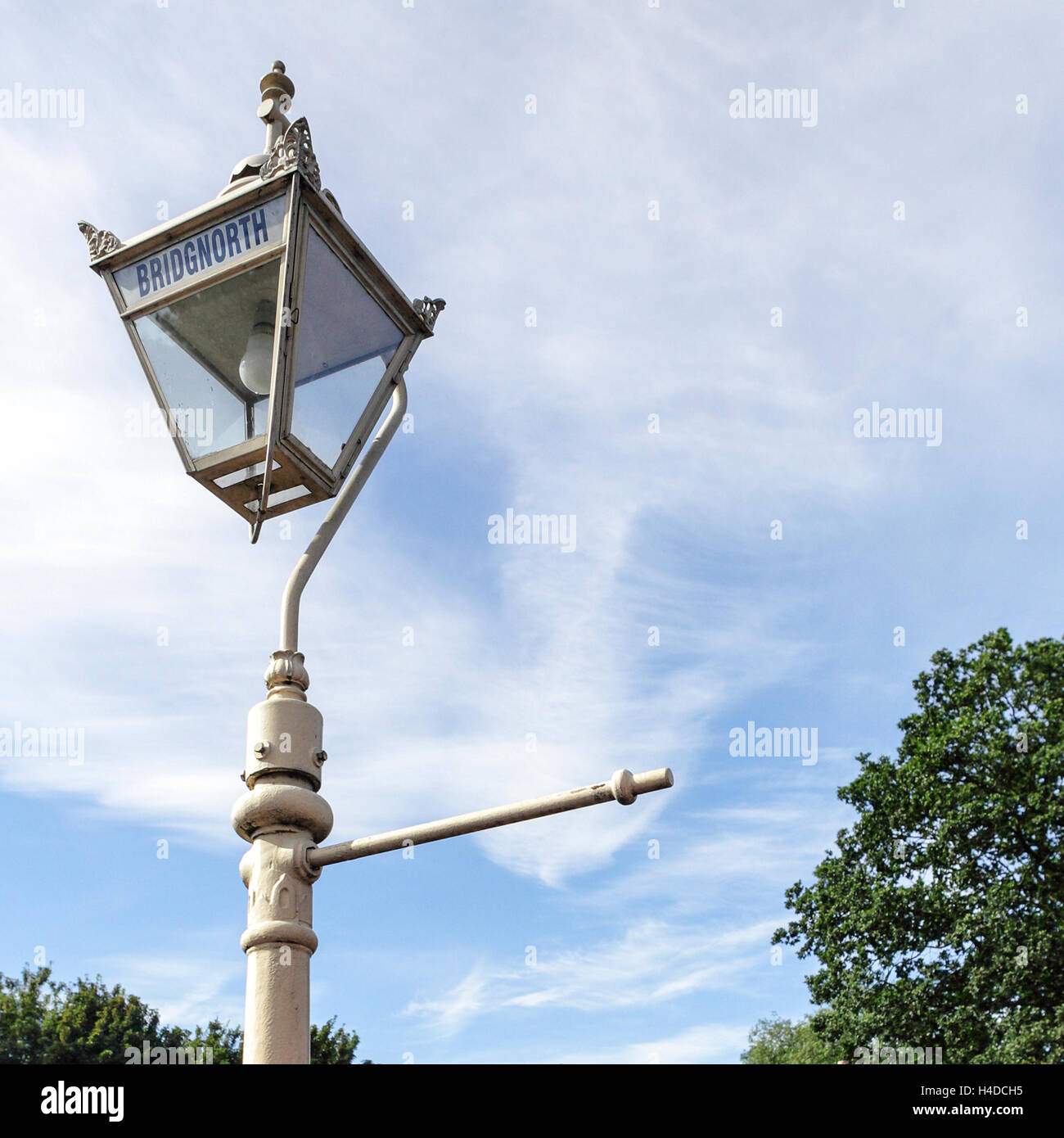 Le reliquie del vapore età, visto qui è un convertito vecchio gaslight ora Bridgnorth elettrica ferroviaria. Foto Stock