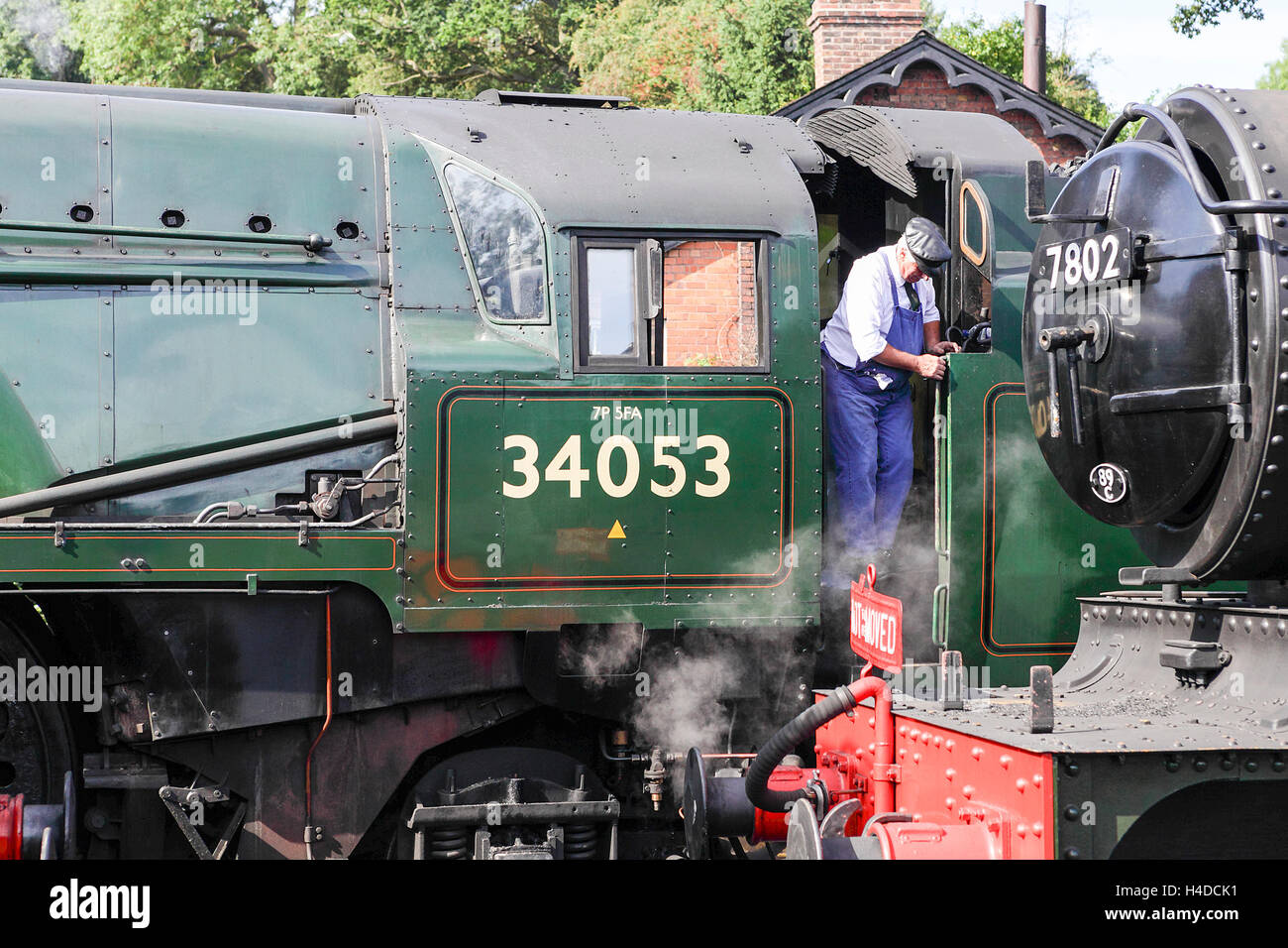 Le reliquie del vapore età, visto qui un macchinista esce il 'Sir Keith Park' locomotiva alla stazione di Bridgnorth cantiere. Foto Stock