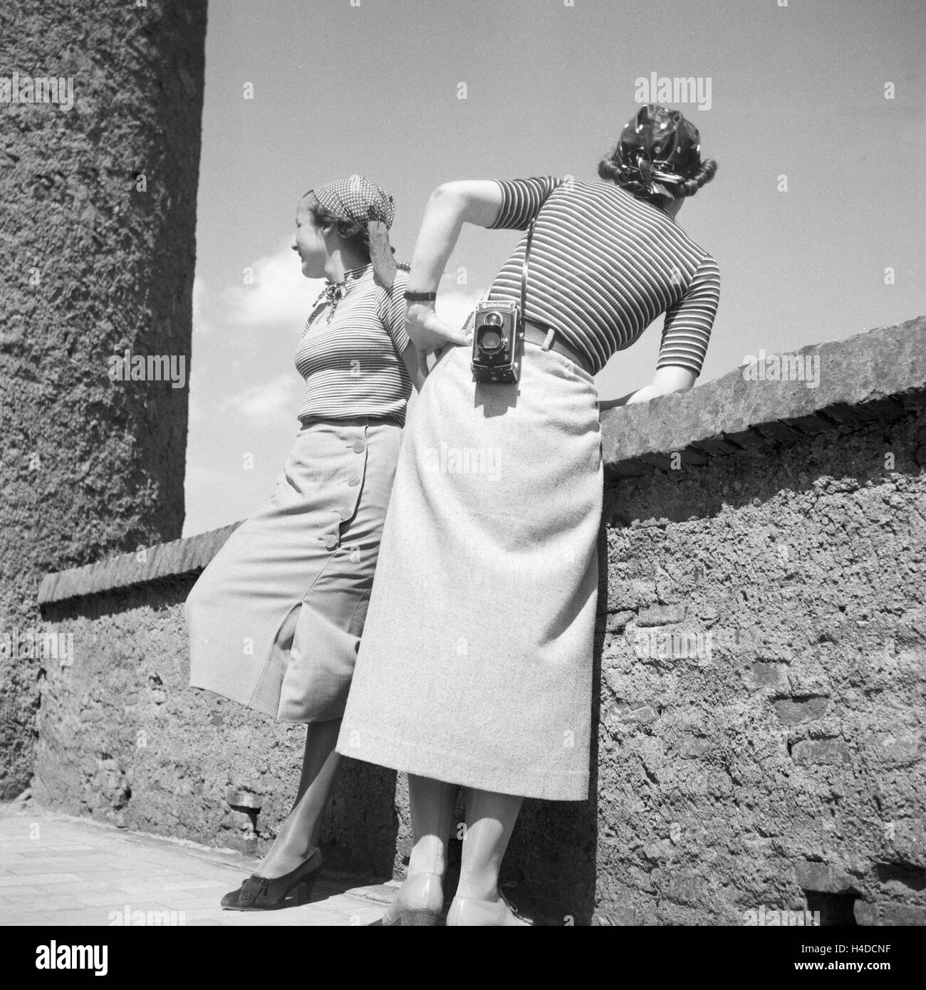 Zwei Frauen mit der Kamera auf Besichtigungstour, Deutschland 1930er Jahr. Due donne con una telecamera su un gita turistica, Germania 1930s. Foto Stock