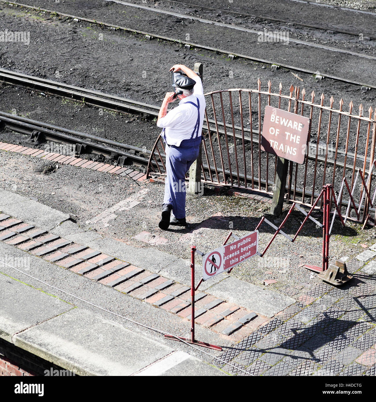 Le reliquie del vapore età visto alla stazione di Bridgnorth, visualizzato qui il driver del motore controlla la linea in anticipo per telefono. Foto Stock