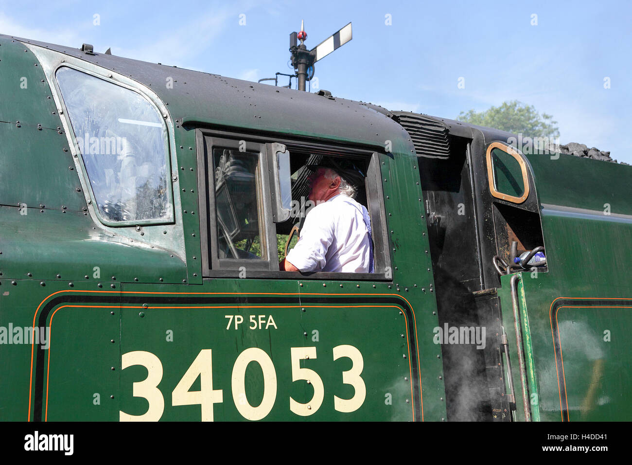 Le reliquie del vapore età visto alla stazione di Bridgnorth, visto qui è il driver del motore di Sir Keith Park locomotore. Foto Stock