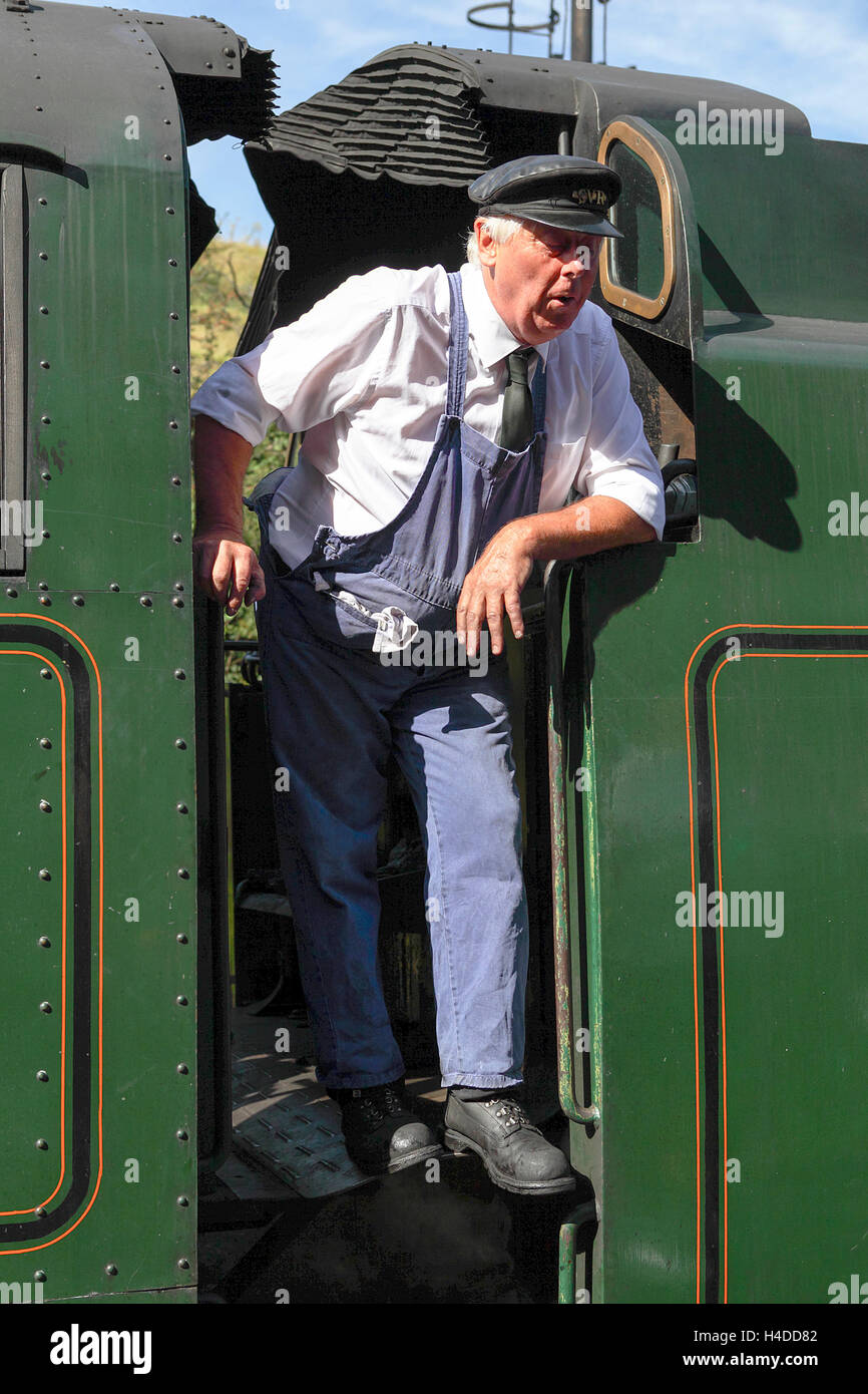 Le reliquie del vapore età visto alla stazione di Bridgnorth, il driver del sir Keith Park locomotore si rilassa prima della partenza. Foto Stock