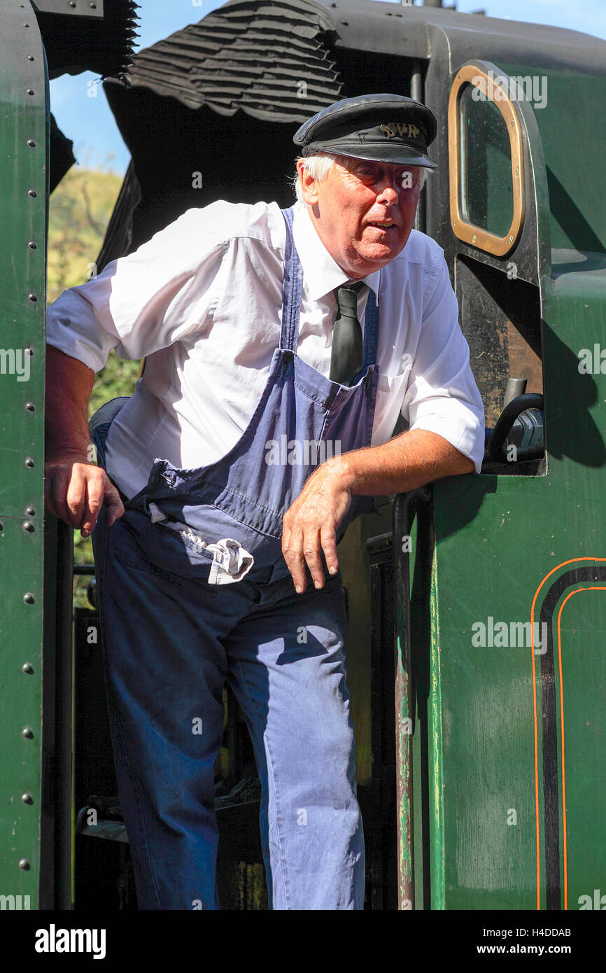 Le reliquie del vapore età visto alla stazione di Bridgnorth, il driver del motore di Sir Keith Park locomotore rilassante prima della partenza. Foto Stock