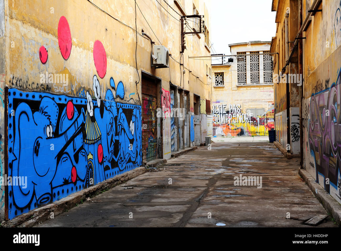 Vivacemente colorato arte di strada al "Fabrique Culturelle des Anciens macelli de Casablanca". Foto Stock