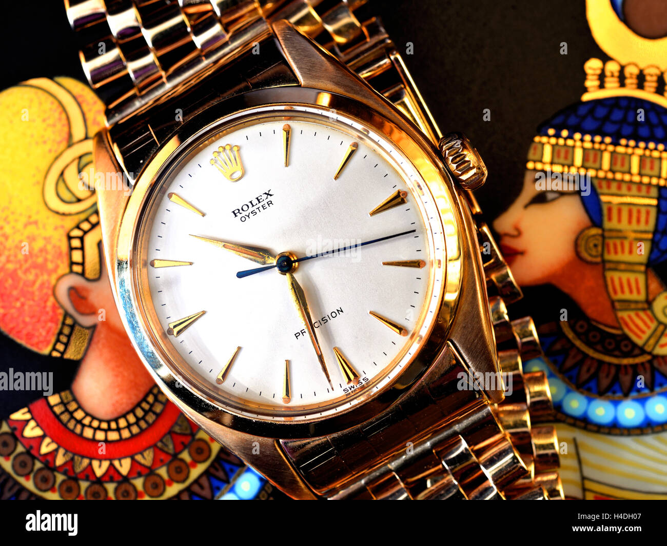Oro massiccio gentleman's Rolex Oyster orologio da polso con egizia dei  background Foto stock - Alamy