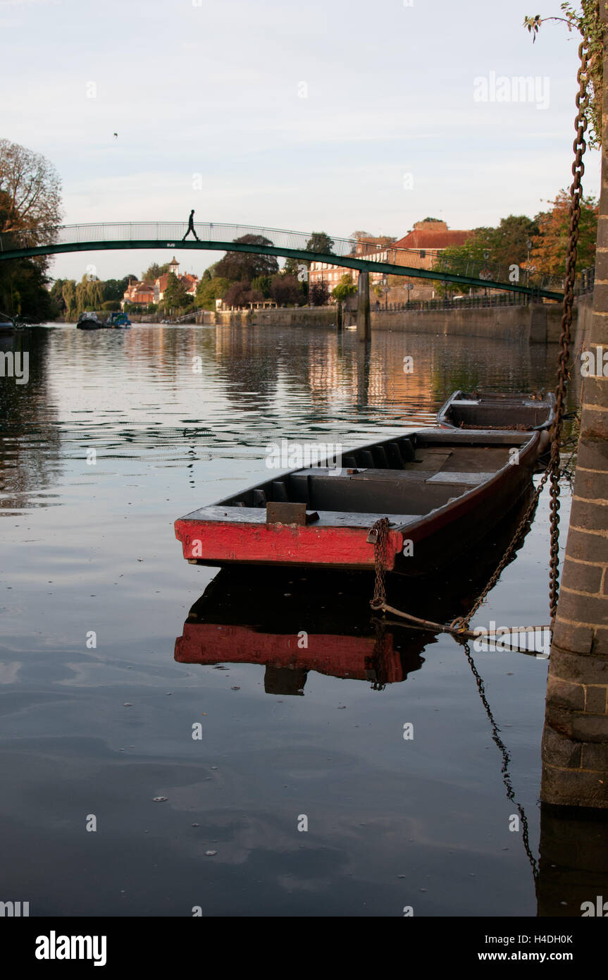 Barca sul Tamigi accanto a ponte Foto Stock