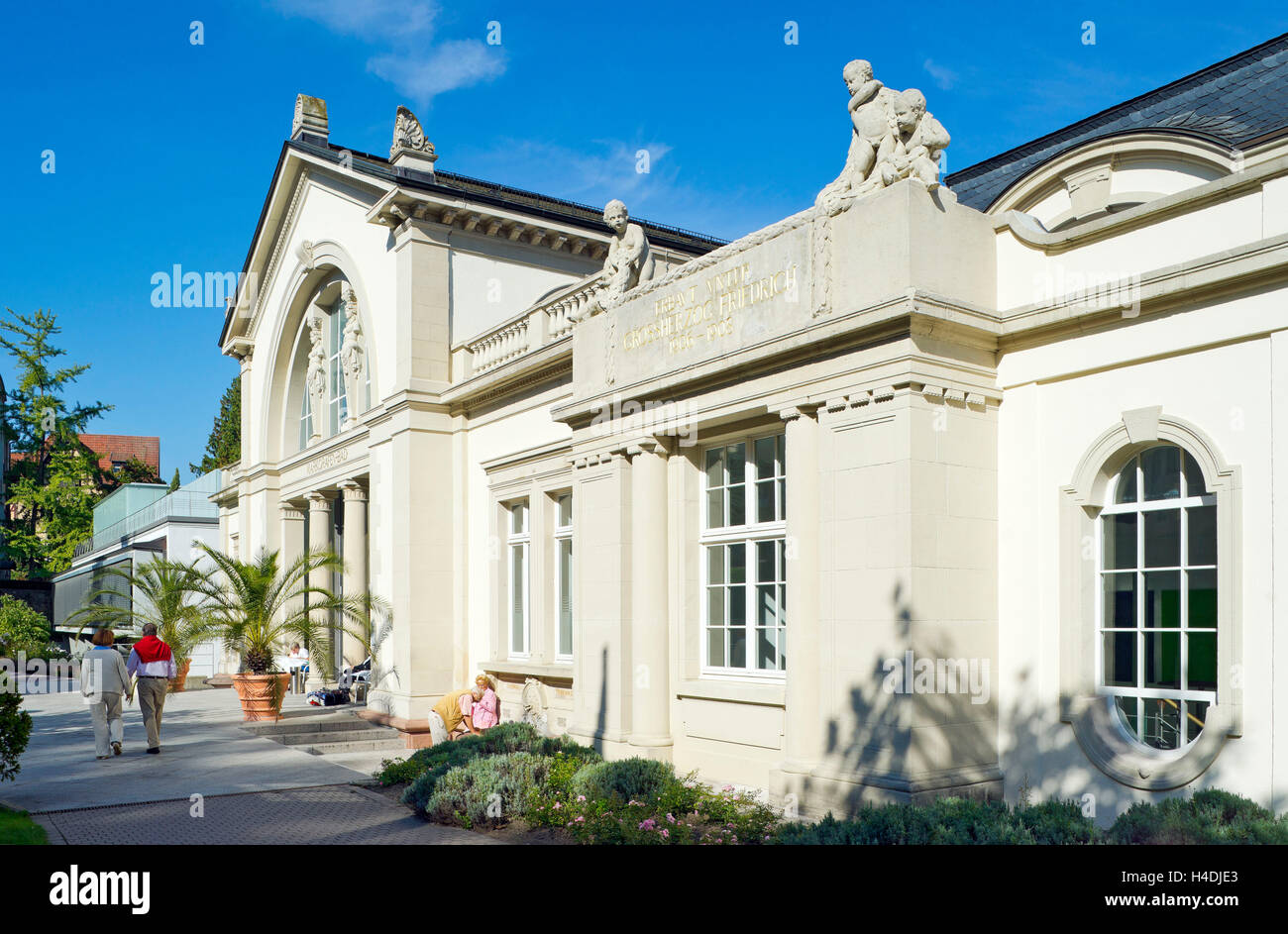 Germania, Baden-Württemberg, frazione balneare, mark conte il bagno, Cassiopeia Therme, circa il timpano ingresso con Akroterien e Thermenfenster con herm pilastro, Foto Stock