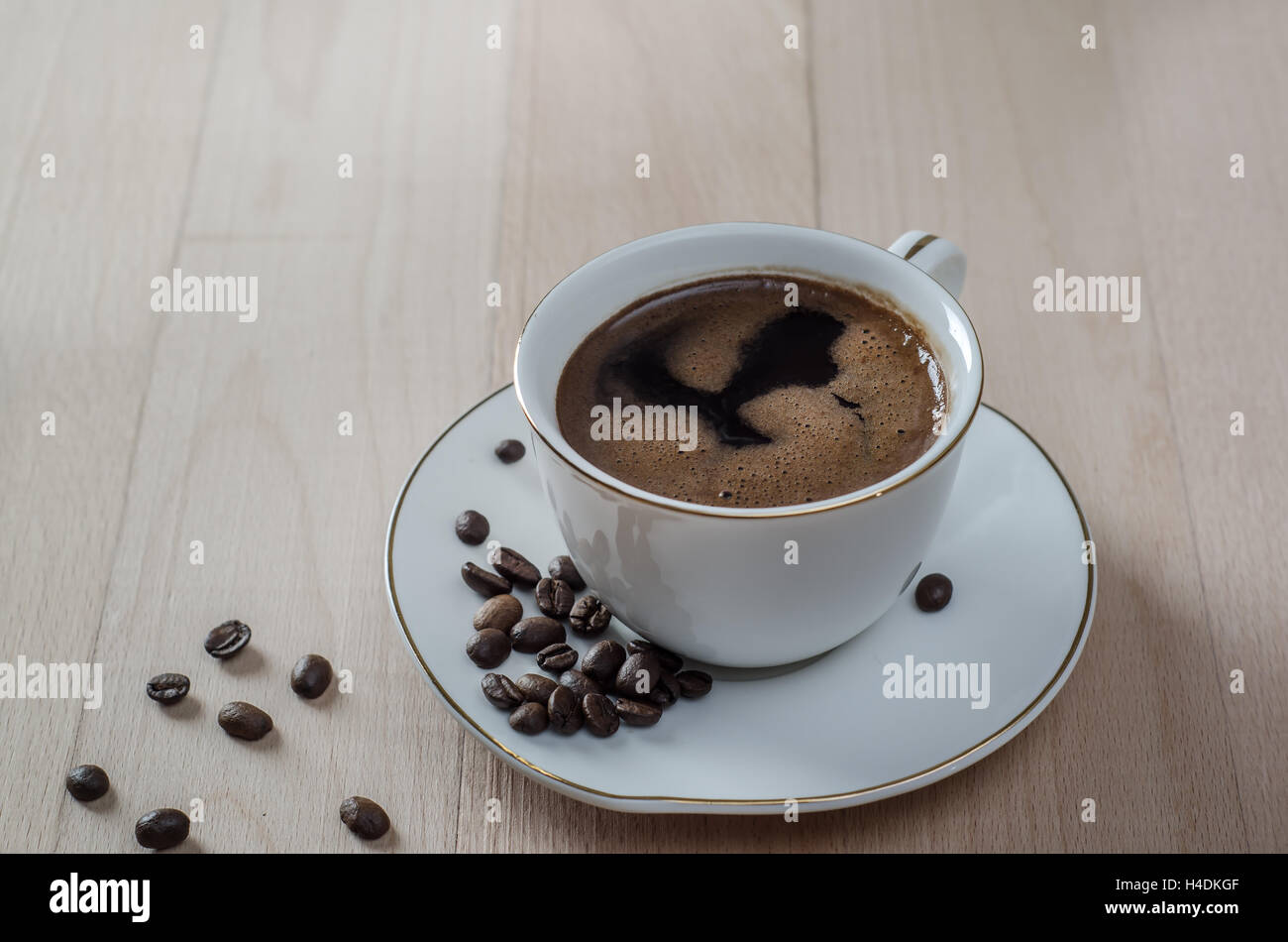 Close up di un preparato di fresco la tazza di caffè nero su sfondo di legno Foto Stock