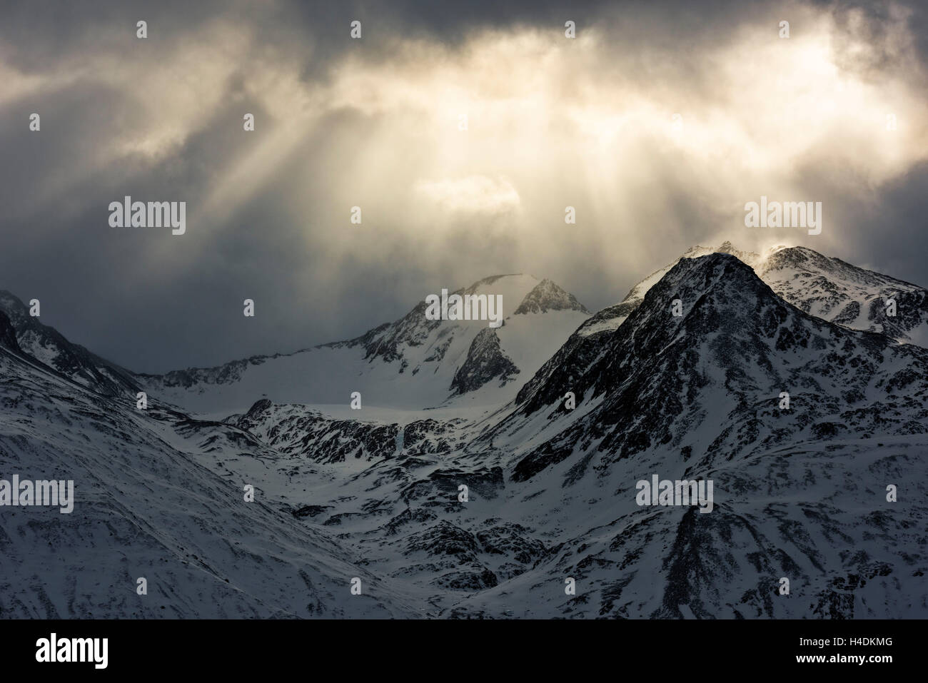 Fasci di luce le alpi Ötztaler con sfiato, Austria Foto Stock