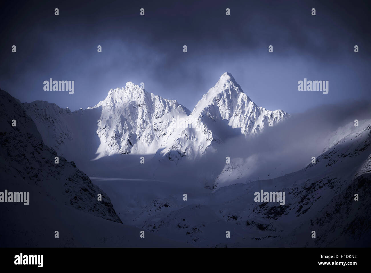 Coperte di neve in cima le alpi Lyngen, Norvegia Foto Stock