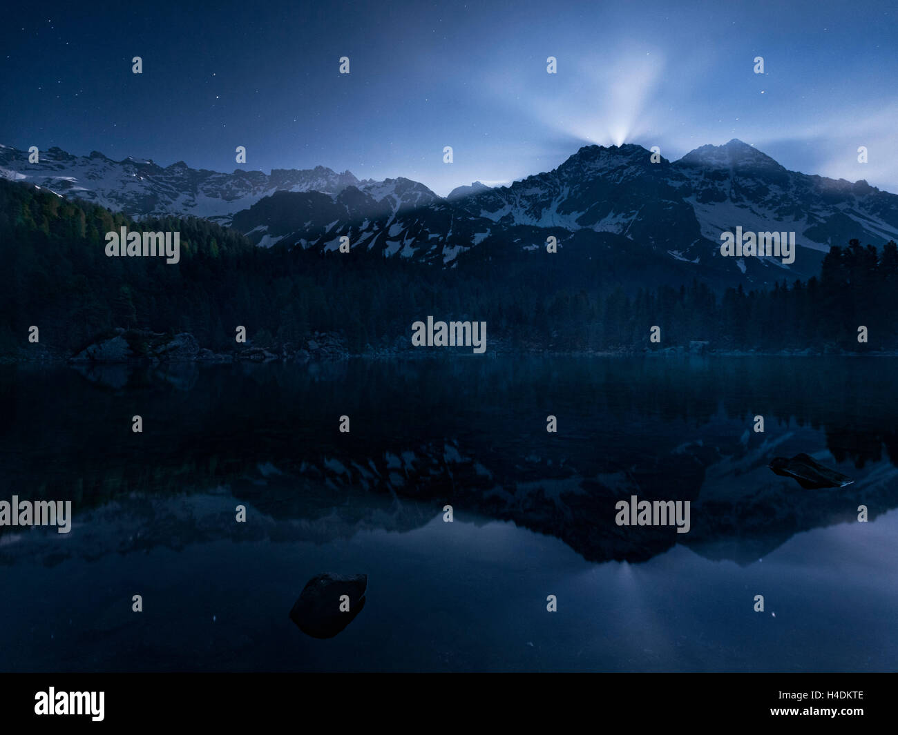 Vi Lagh Saoseo con il sorgere della luna, grigio collari, Svizzera Foto Stock