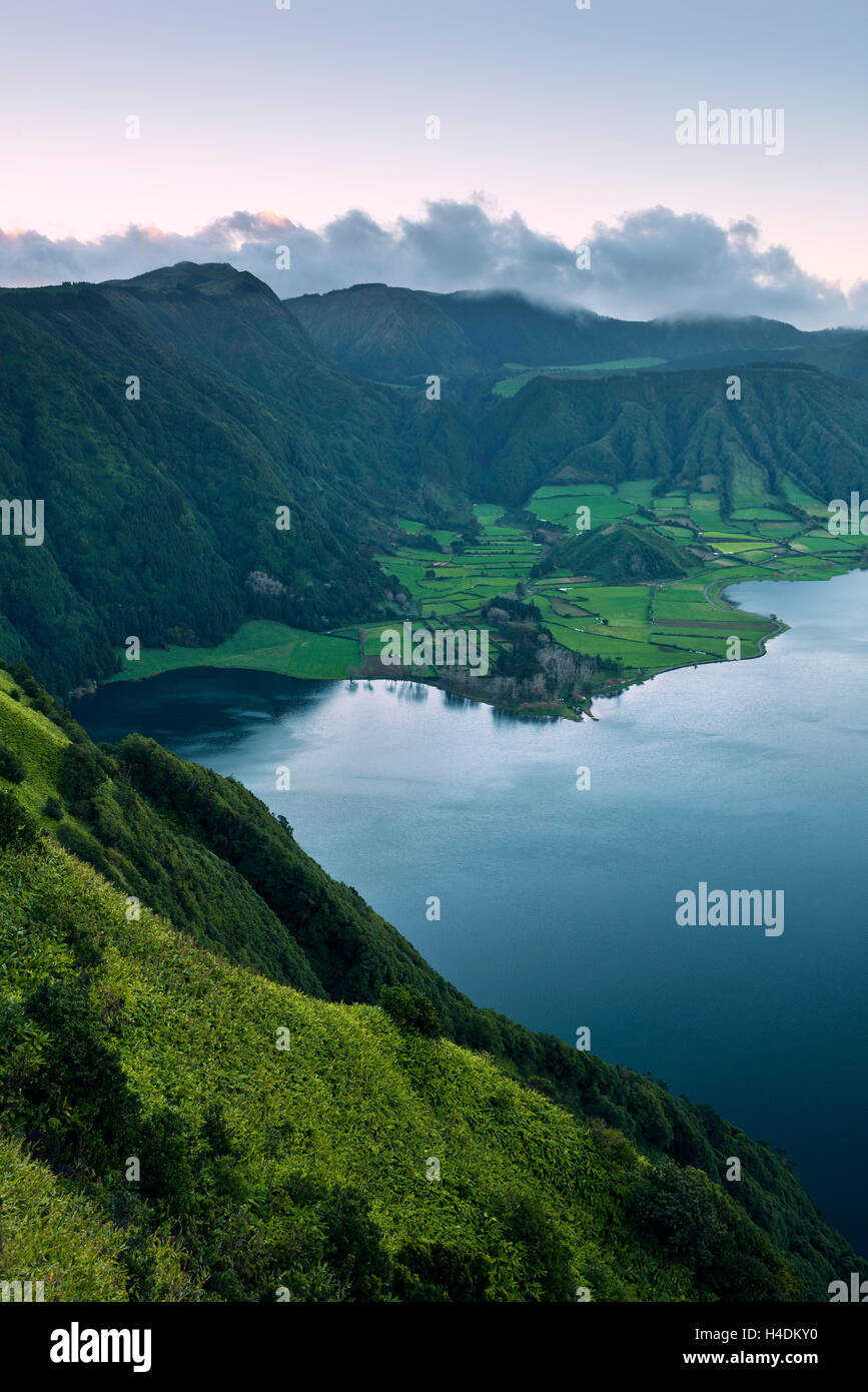 Il cratere del lago Lagoa Azul in Sao Miguel, Azzorre, Portogallo Foto Stock