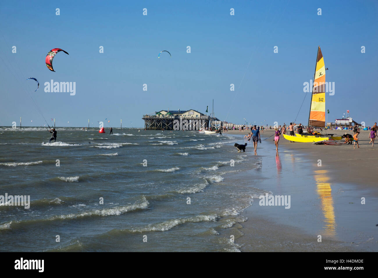 Kitesurfer e catamarano di fronte alla pila soffermandosi sul banco di sabbia di fronte a San Peter-Ording, Foto Stock