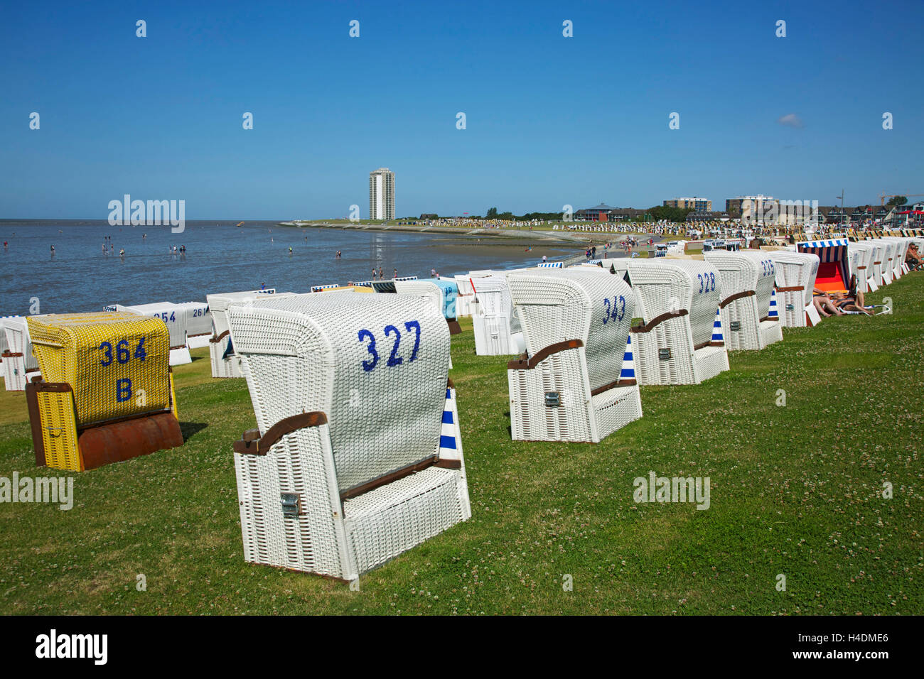 Sedie da spiaggia in Büsumer Mare del Nord dyke, Foto Stock