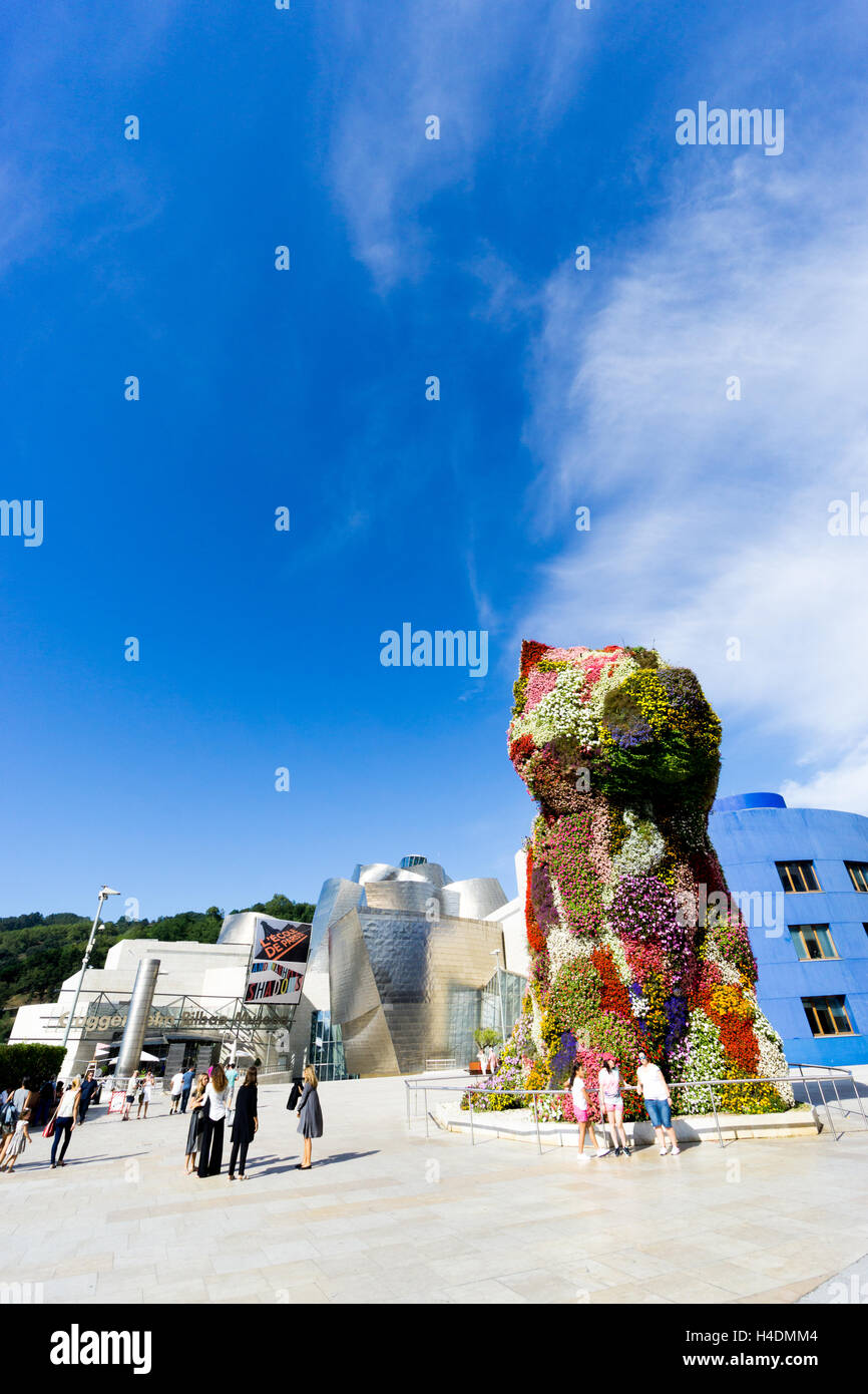 Il Cucciolo di topiaria da scultura di Jeff Koons - sulla terrazza all'aperto al Museo Guggenheim Bilbao, Spagna Foto Stock