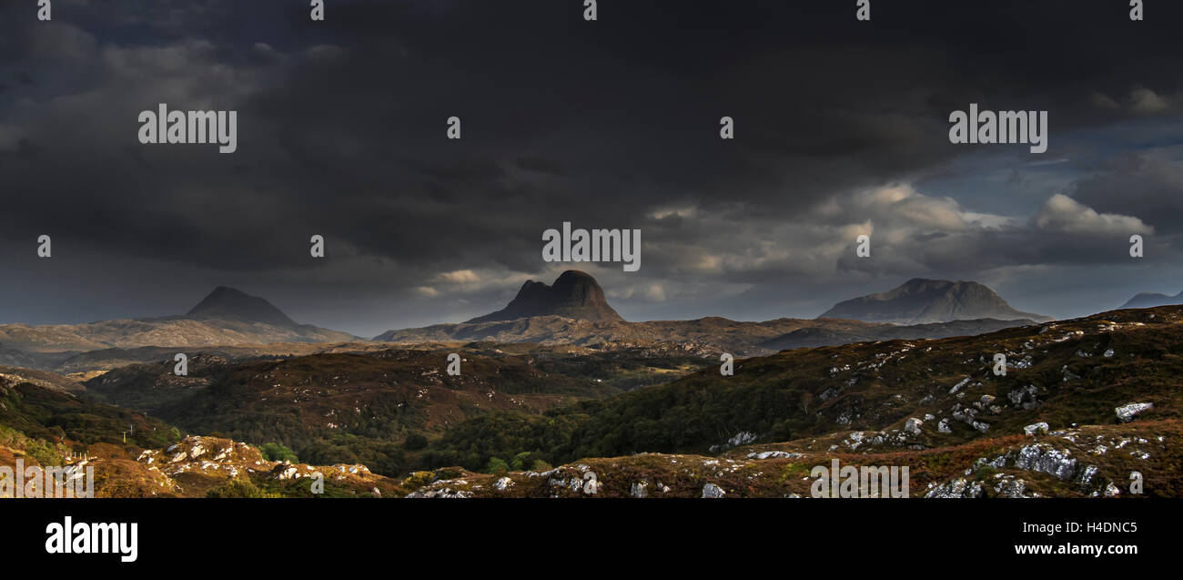 Nuvole temporalesche sopra la montagna Suilven, Inverpolly Riserva Naturale Nazionale, Sutherland, Highlands scozzesi, Scotland, Regno Unito Foto Stock