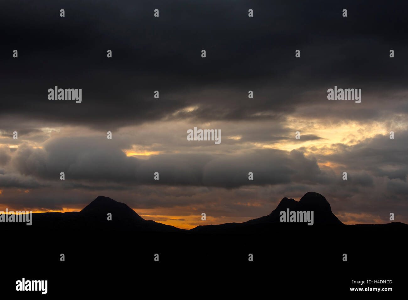 Nuvole temporalesche sopra la montagna Suilven al tramonto, Inverpolly Riserva Naturale Nazionale, Sutherland, Highlands scozzesi, Scozia Foto Stock