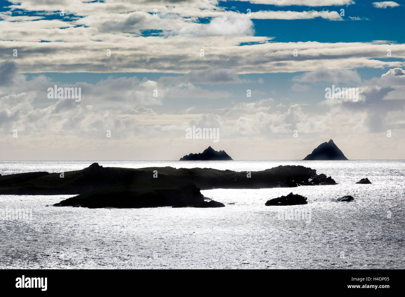Vista di Skellig rocce e dirupi dall' isola Valentia, Ring of Kerry, Irlanda Foto Stock