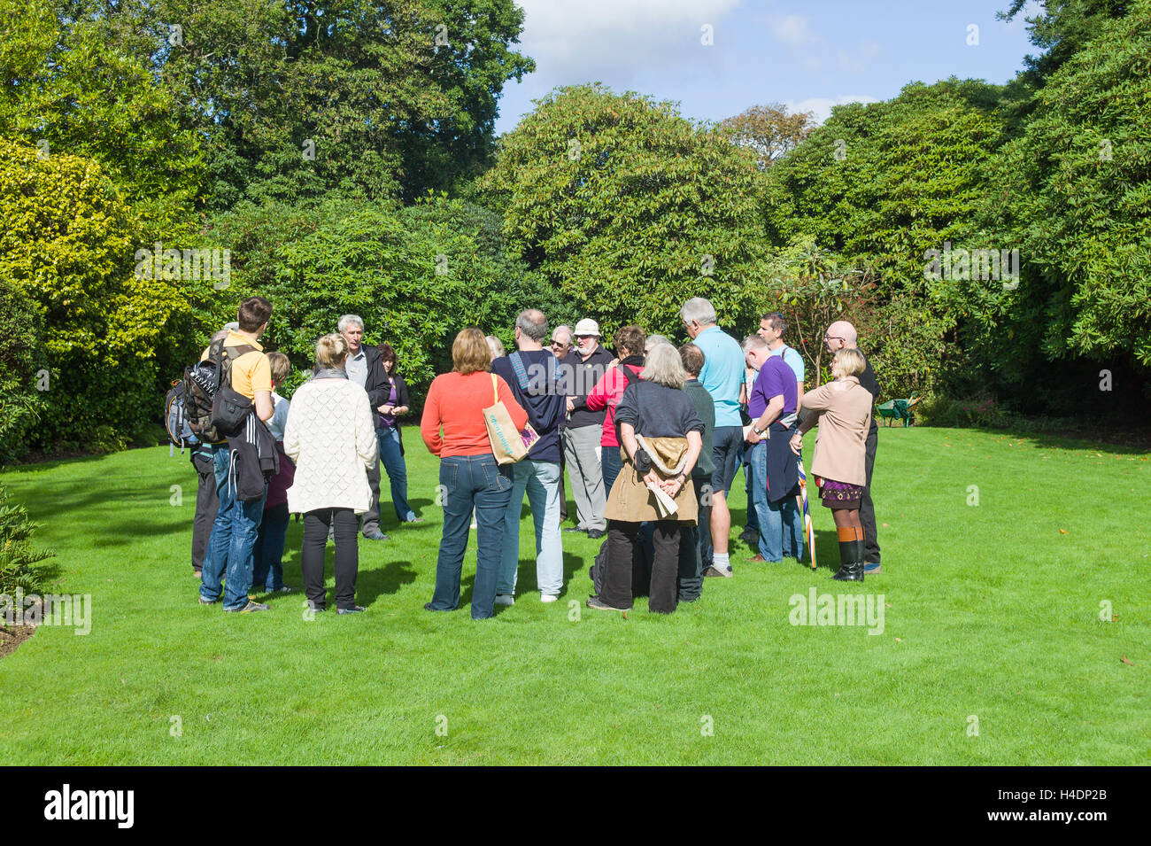 Guide giardino rivolgendosi a un gruppo di visitatori al Lost Gardens of Heligan in Cornovaglia Foto Stock