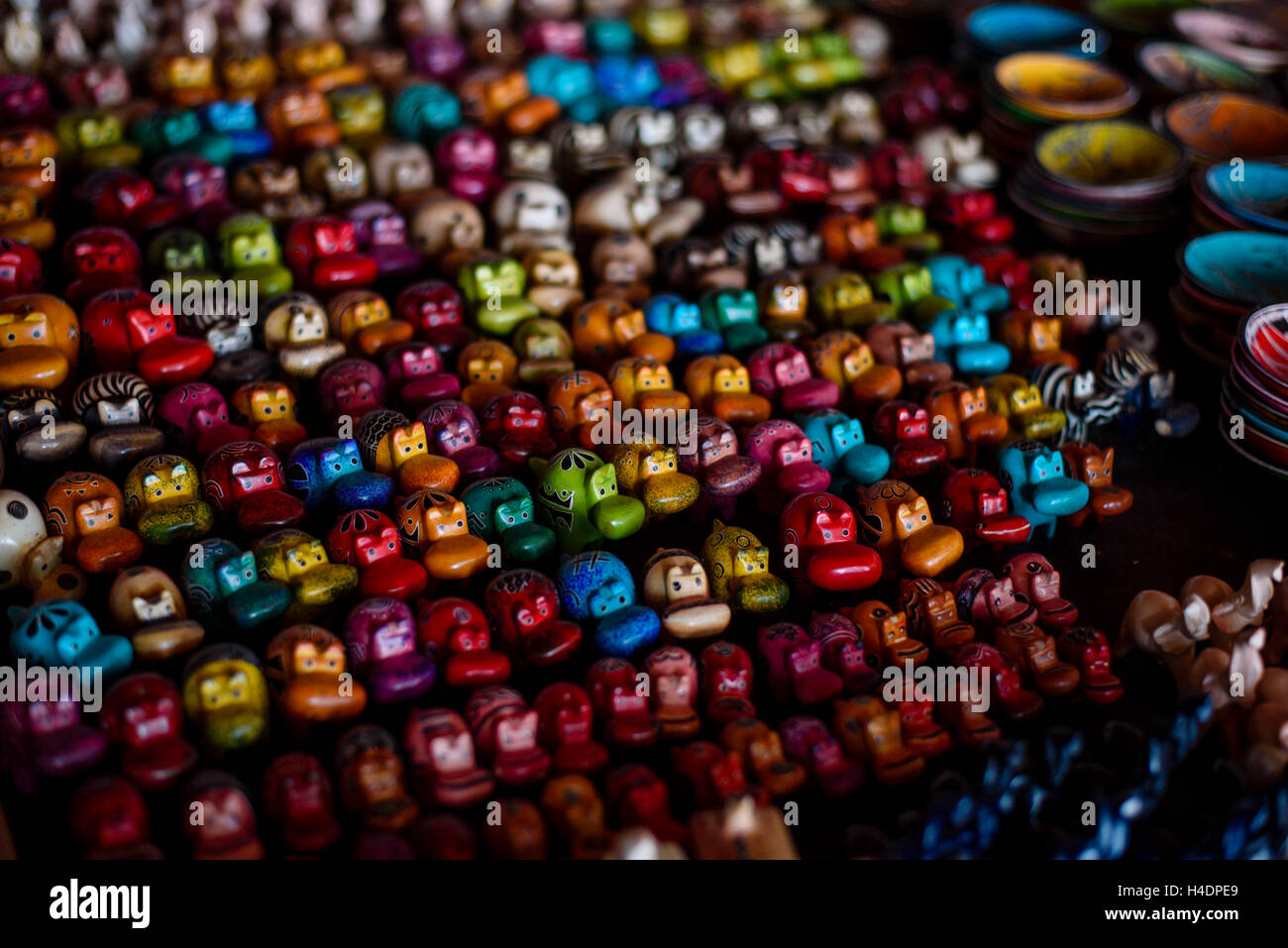 Anca colorate nel fondo di un souvenir business su Zanzibar Foto Stock
