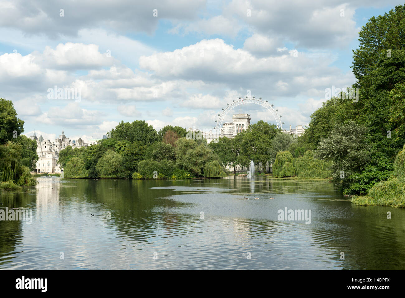 Il lago di St James's Park, Westminster, London, England, Regno Unito Foto Stock