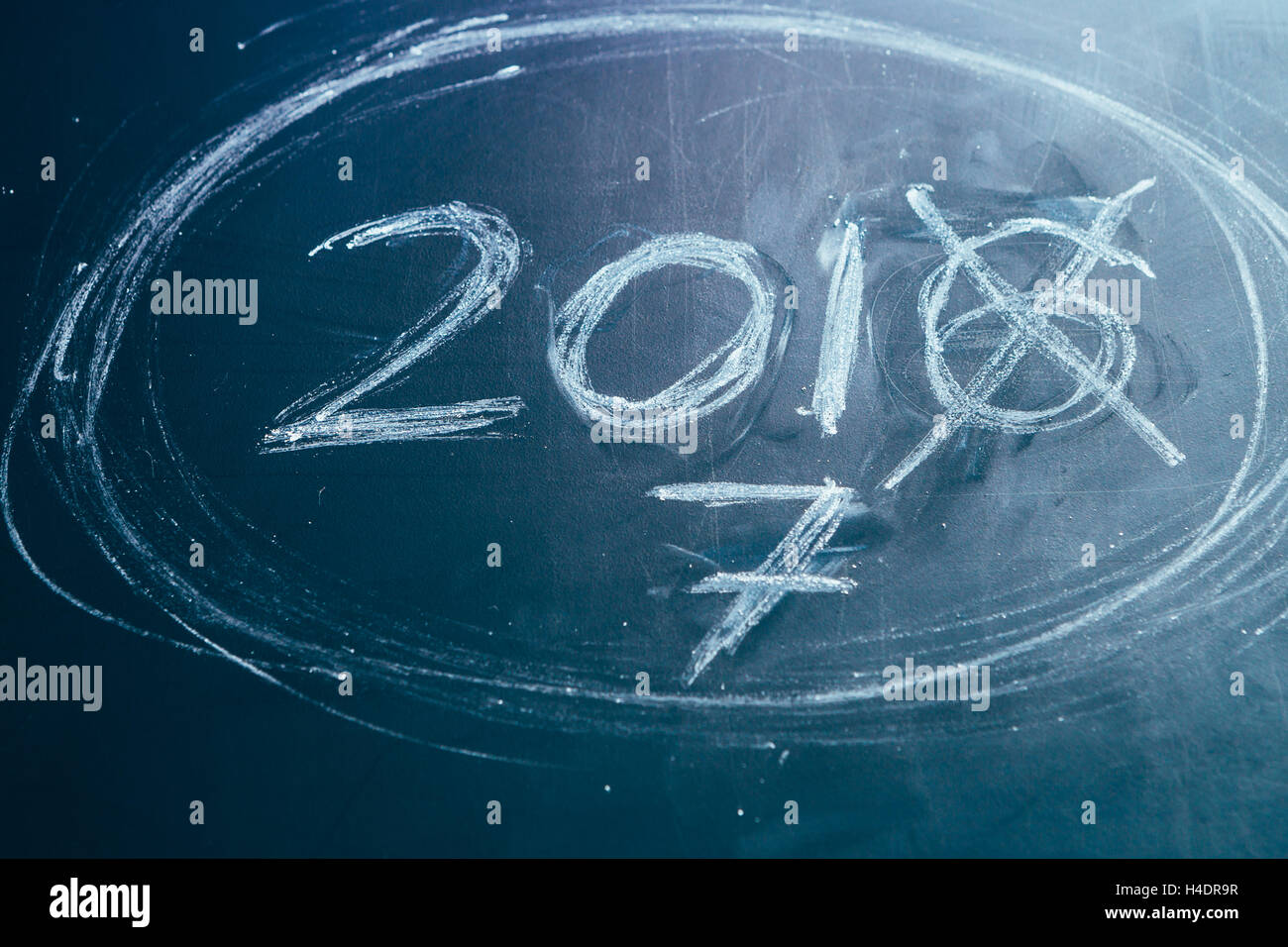 2016 attraversata e nuovi anni 2017 sulla lavagna. Foto Stock